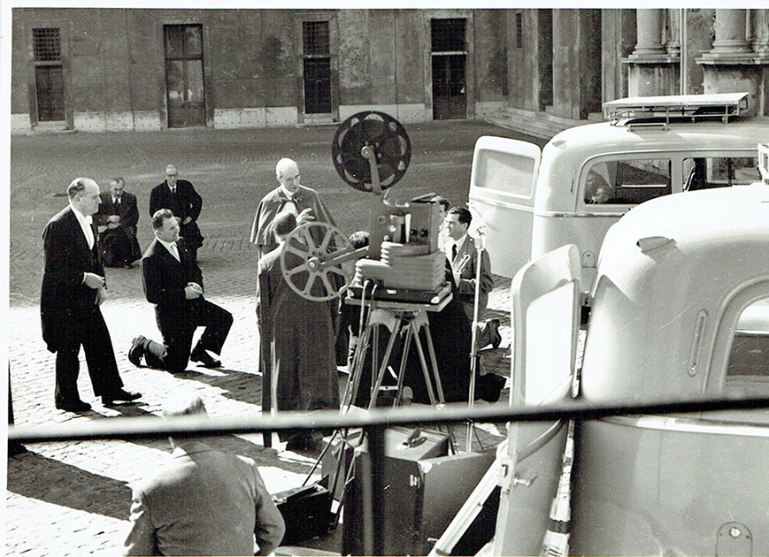 Papa Pio XII benedice i carri-cinema in occasione delle missioni religioso-sociali del 1948